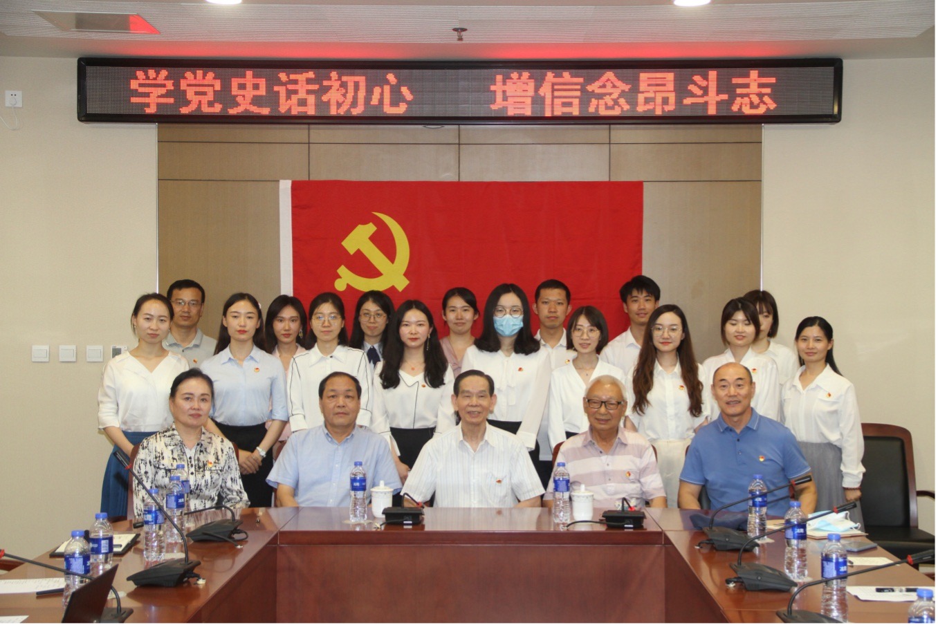 8、組織退休老干部、團員青年干部學黨史  堅定聽黨話跟黨走的信仰信念信心.jpg